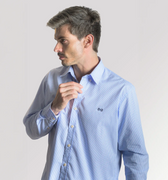 Hombre de perfil con camisa de cuadros azul claro.