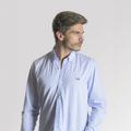 Hombre de perfil con camisa de rayas azul oscuro. 