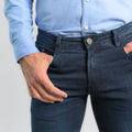 Plano detalle frontal de un jean para hombre. 