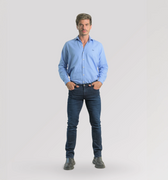 Hombre sobre fondo blanco con jeans, camisa azul clara y botas