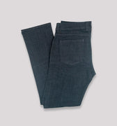 Jean para hombre azul oscuro, doblado.